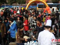 张家界土豪摆流水宴免费请市民吃“娃娃鱼” 