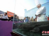 张家界土豪摆流水宴免费请市民吃“娃娃鱼” 