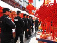 贵州特警持枪在年货市集巡逻