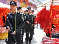 贵州特警持枪在年货市集巡逻