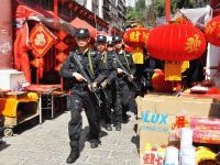 贵州特警持枪在年货市集巡逻