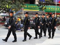 贵州特警持枪在年货市集巡逻