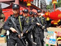 贵州特警持枪在年货市集巡逻