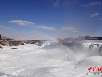 尼亚加拉大瀑布被冰雪覆盖景致壮观