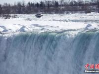 尼亚加拉大瀑布被冰雪覆盖景致壮观
