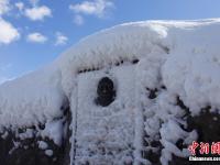 尼亚加拉大瀑布被冰雪覆盖景致壮观