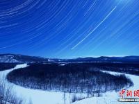 摄影师拍摄中俄边境北纬51度星轨美图