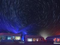 摄影师拍摄中俄边境北纬51度星轨美图