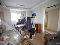 天津爆炸区附近居民返家 屋内一片狼藉