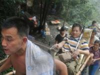 江西庐山迎避暑潮 滑竿上山按体重收费