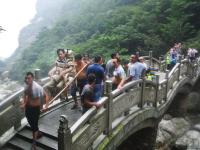 江西庐山迎避暑潮 滑竿上山按体重收费