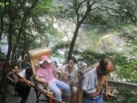 江西庐山迎避暑潮 滑竿上山按体重收费
