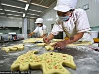 甘肃张掖传承千年“土月饼” 造型各异迎中秋