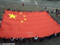 重庆市民与200平米巨型国旗合影 迎接国庆