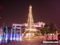 海口现山寨“埃菲尔铁塔” 夜晚亮灯夺眼球