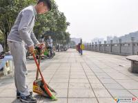 邵阳志愿者免费为市民理发 奉献爱心