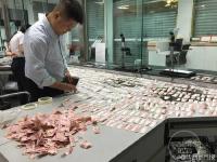 老人精神病发作 撕碎4万多元积蓄