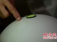 厨师吹面成球 可在上面切菜作画
