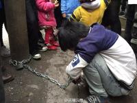 男童被母亲用铁链锁街头电线杆示众