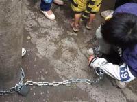 男童被母亲用铁链锁街头电线杆示众