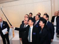 奥朗德出席中国企业家论坛 与马云王健林自拍