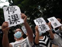 深圳一小学查出“毒跑道” 家长请愿停课