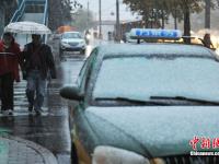 北京迎来今冬首场降雪 市民换上冬衣