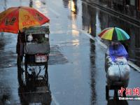 北京迎来今冬首场降雪 市民换上冬衣