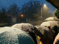 北京迎来今冬首场降雪 市民换上冬衣