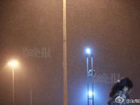 北京迎来今冬首场降雪 市民换上冬衣