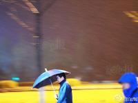 北京迎来今冬首场降雪 市民换上冬衣