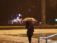 北京迎来今冬首场降雪 市民换上冬衣