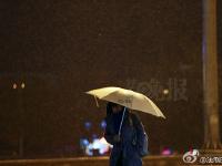北京迎来今冬首场降雪 市民换上冬衣