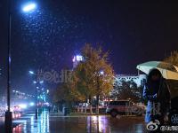 北京迎来今冬首场降雪 市民换上冬衣