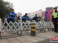 呼和浩特十字路口安装伸缩护栏阻闯红灯
