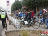 呼和浩特十字路口安装伸缩护栏阻闯红灯