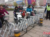 呼和浩特十字路口安装伸缩护栏阻闯红灯