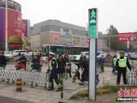 呼和浩特十字路口安装伸缩护栏阻闯红灯