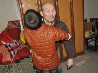 12岁少年为照顾瘫痪父亲辍学 每天为父抠大便