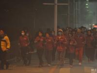 沈阳雾霾未散 百人“暴走团”戴口罩现街头