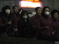 沈阳雾霾未散 百人“暴走团”戴口罩现街头