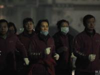 沈阳雾霾未散 百人“暴走团”戴口罩现街头