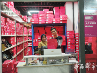 90后网店夫妻备战双11 “节”后成都买房