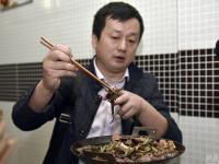 成都食客吃出虫蛹 服务员称是蛆也无害