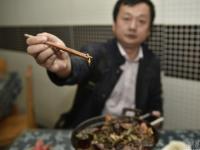 成都食客吃出虫蛹 服务员称是蛆也无害