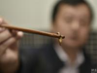 成都食客吃出虫蛹 服务员称是蛆也无害