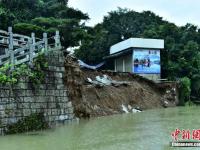 桂林遭遇冬季罕见暴雨 象山景区河堤塌方