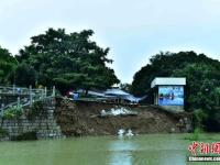 桂林遭遇冬季罕见暴雨 象山景区河堤塌方