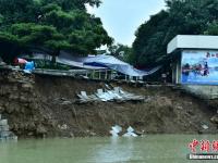 桂林遭遇冬季罕见暴雨 象山景区河堤塌方
