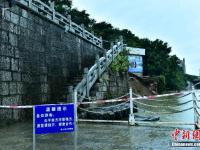桂林遭遇冬季罕见暴雨 象山景区河堤塌方